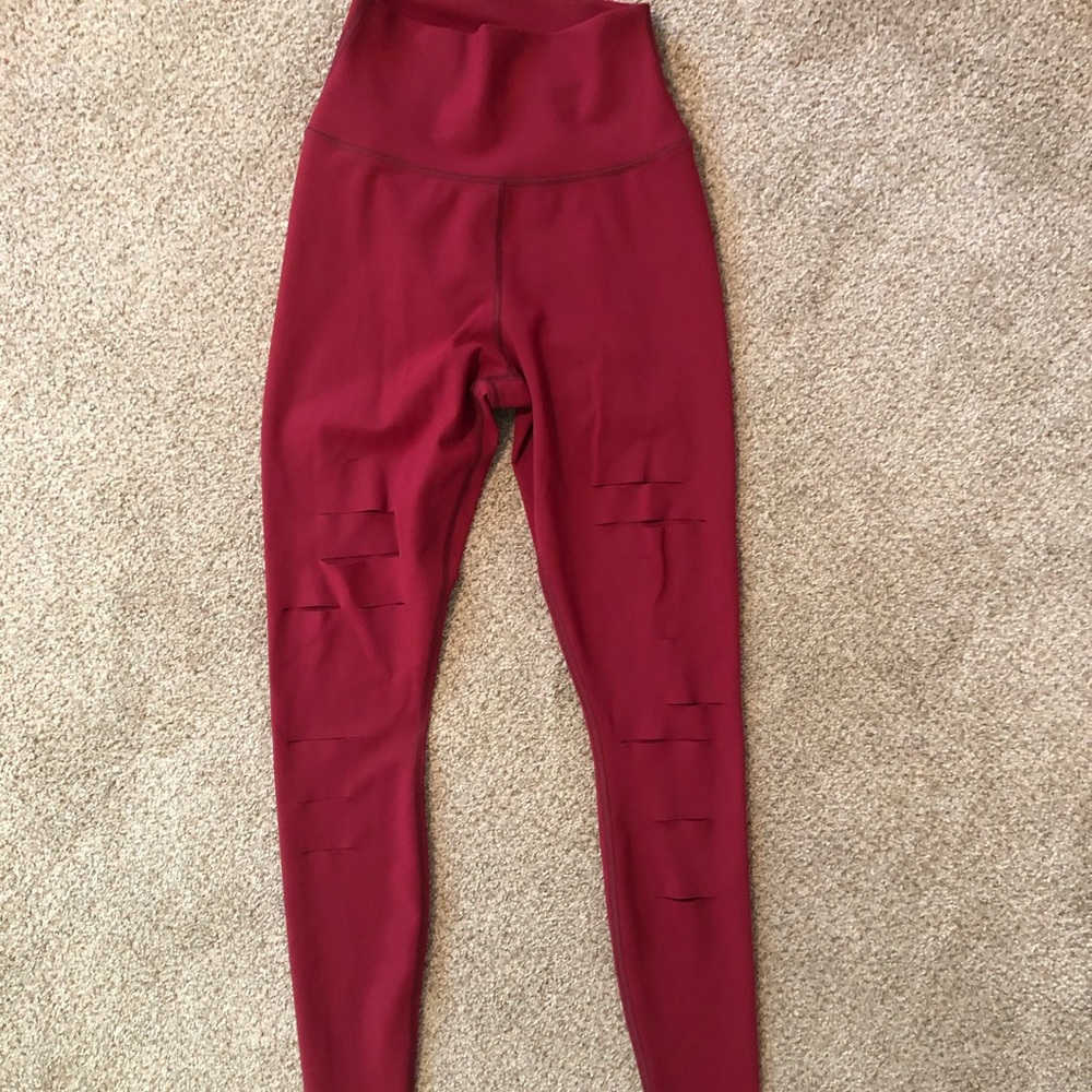 Alo Yoga ripped warrior legging size XS